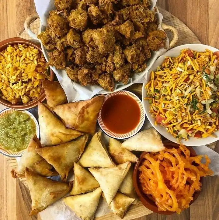 Crispy Pakistani street snacks served with chutney
